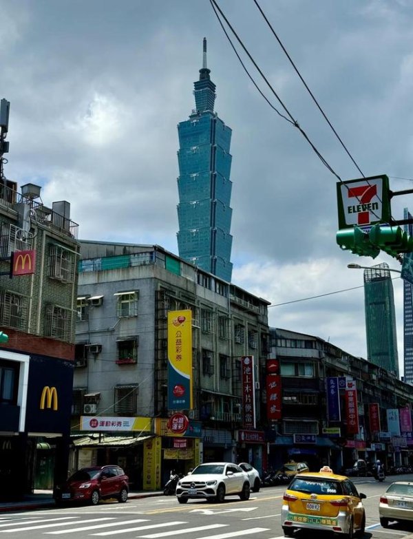 九连阳 台湾公务员离职率高、缺人严重，知情人士：钱少、事多、压力大